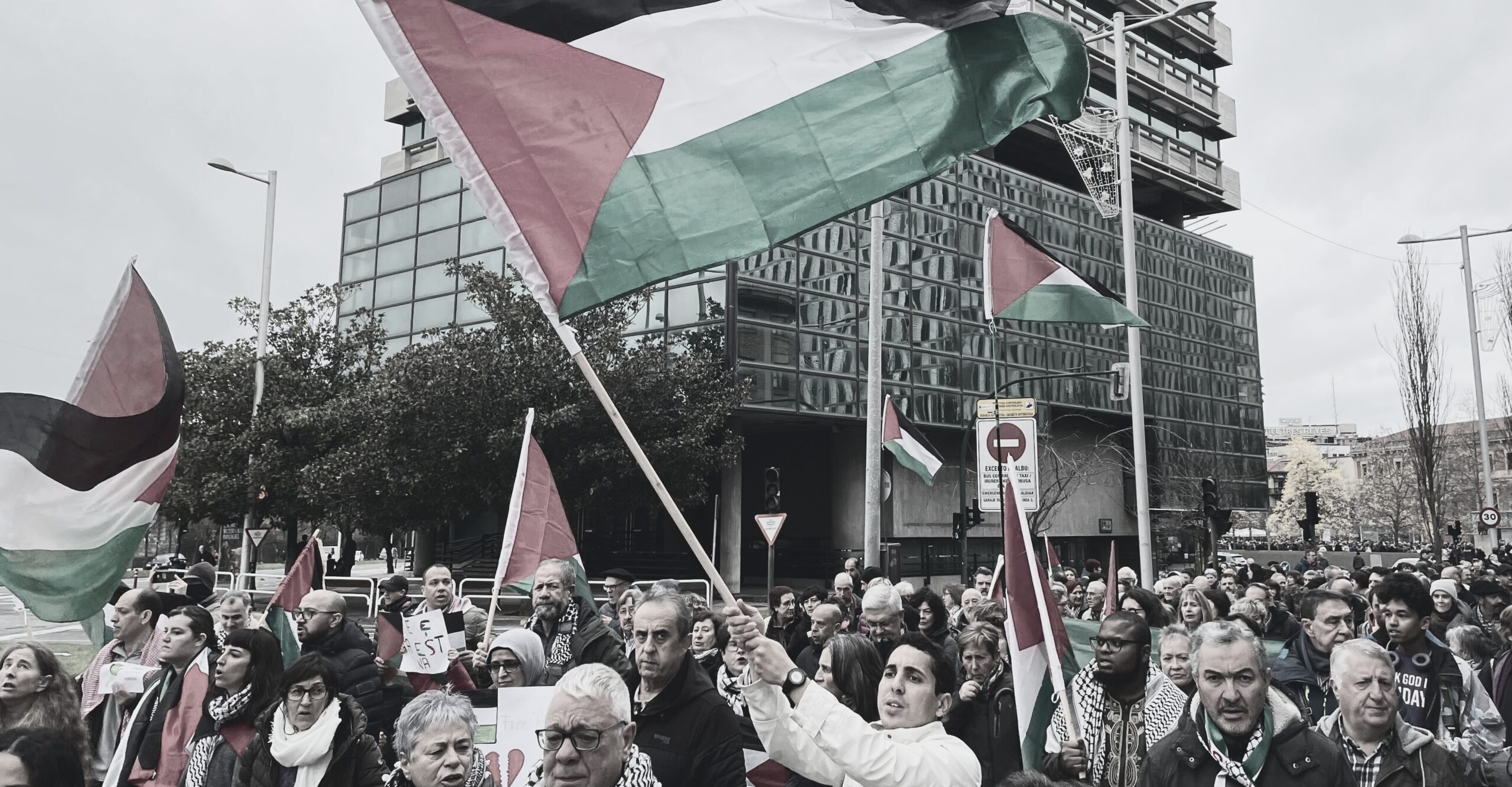 Open Your Eyes: teatro de calle estudiantil sobre Gaza en Pamplona