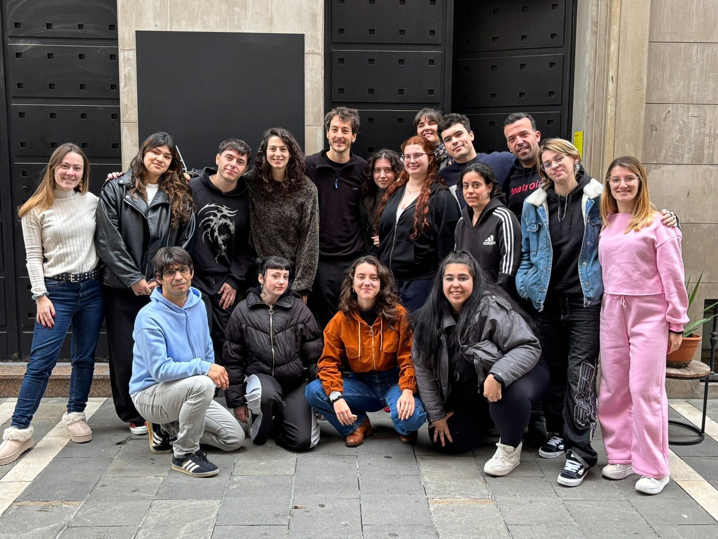 Esteban Kukuriczka y Sol junto a alumnado de NAEE.